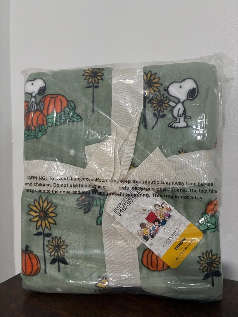 NWT-BERKSHIRE- Peanuts- Snoopy & Woodstock- Green Fall VelvetSoft Blanket 55x70